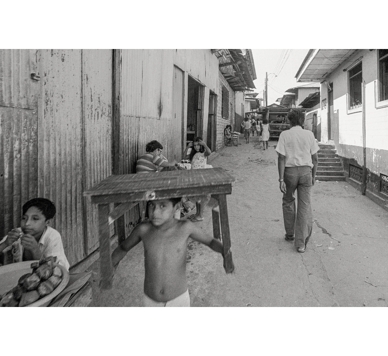 Iquito-rue-enfant-avec-table-sur-la -tête
