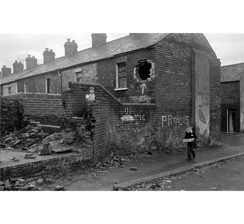 enfant-jouant-dans-les-ruines
